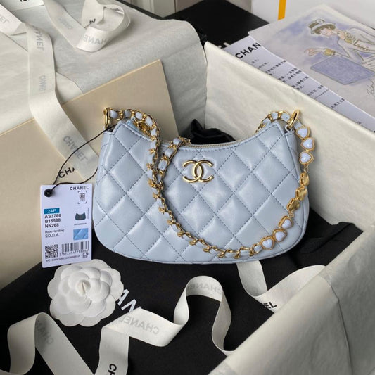 Sac hobo 24p cc 20 cm en cuir d'agneau bleu nuage avec accessoires dorés