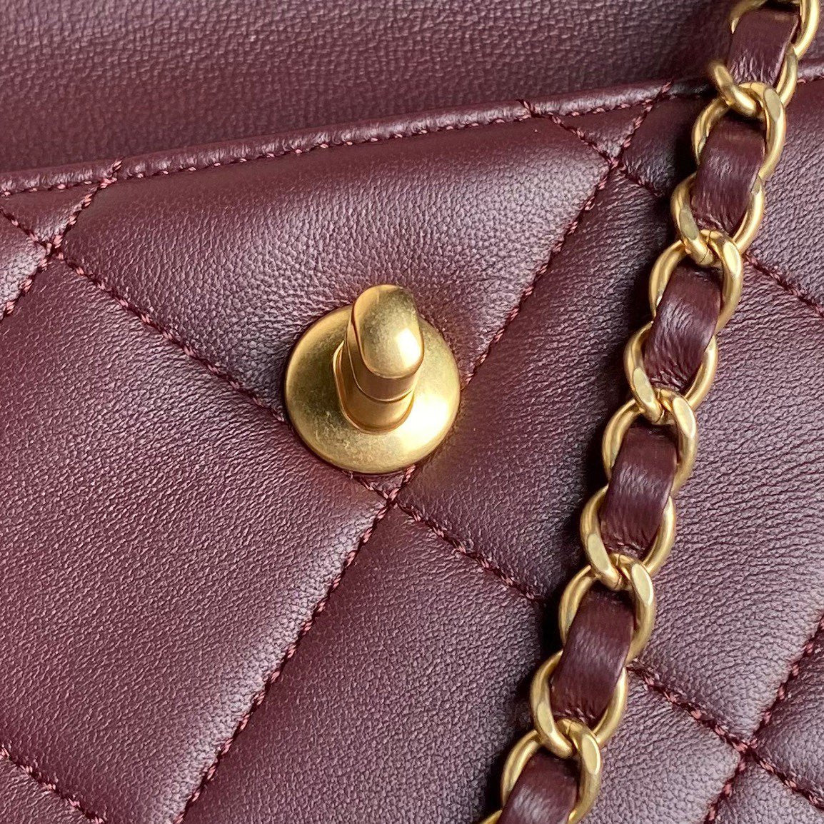 Pochette CC 24b 25 cm en cuir d'agneau bordeaux