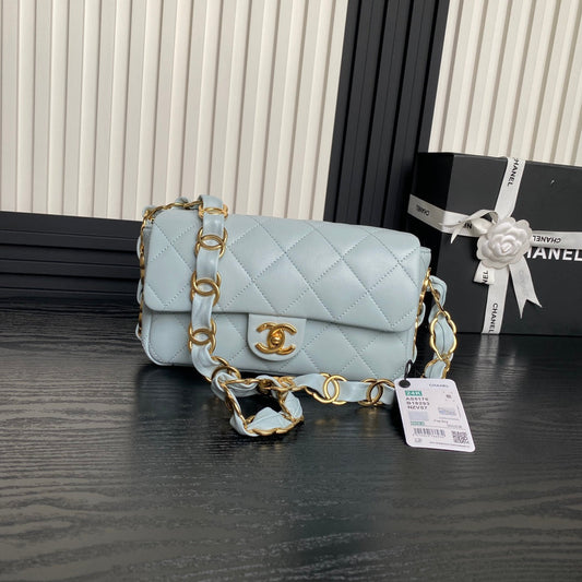 Mini sac à rabat CC 24 carats 21 cm en cuir d'agneau bleu nuage et accessoires dorés