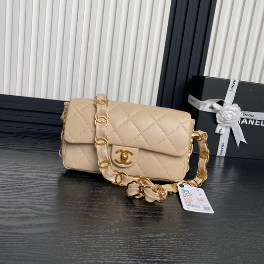 Mini sac à rabat CC 24 carats 21 cm en cuir d'agneau beige et accessoires dorés