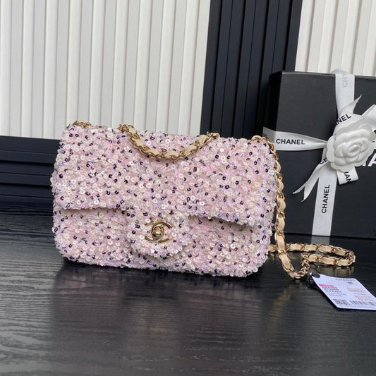 Sac à rabat CC 24K 20 cm en cuir d'agneau rose, blanc, sequins, beige