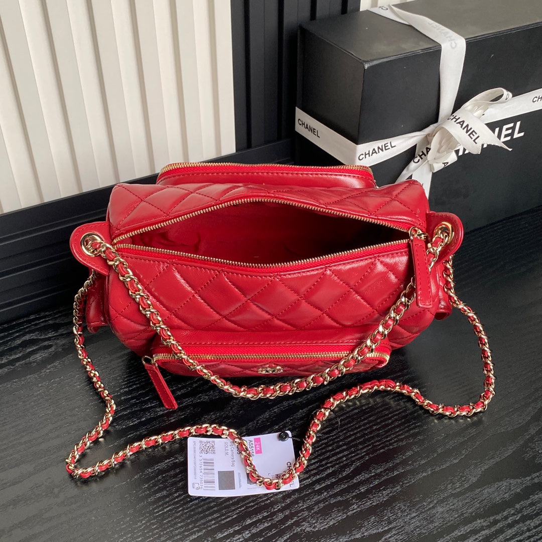 Sac photo 24 carats en cuir de veau rouge et accessoires dorés