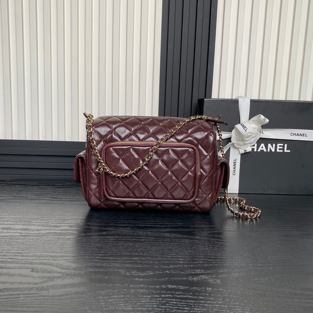 Sac photo 24 carats en cuir de veau bordeaux et accessoires dorés