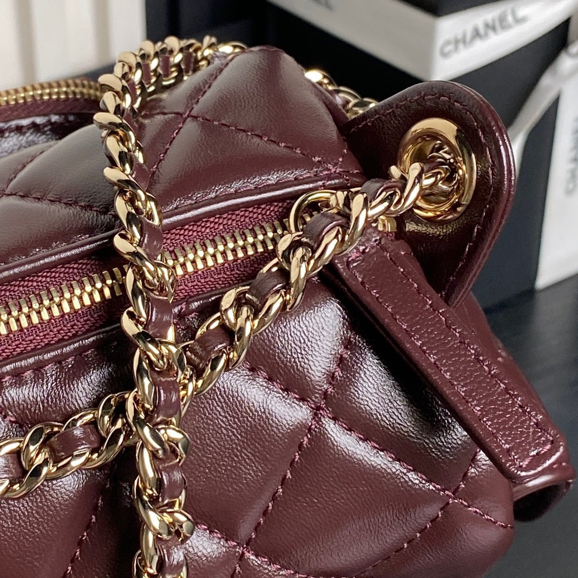 Sac photo 24 carats en cuir de veau bordeaux et accessoires dorés