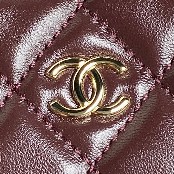 Sac photo 24 carats en cuir de veau bordeaux et accessoires dorés