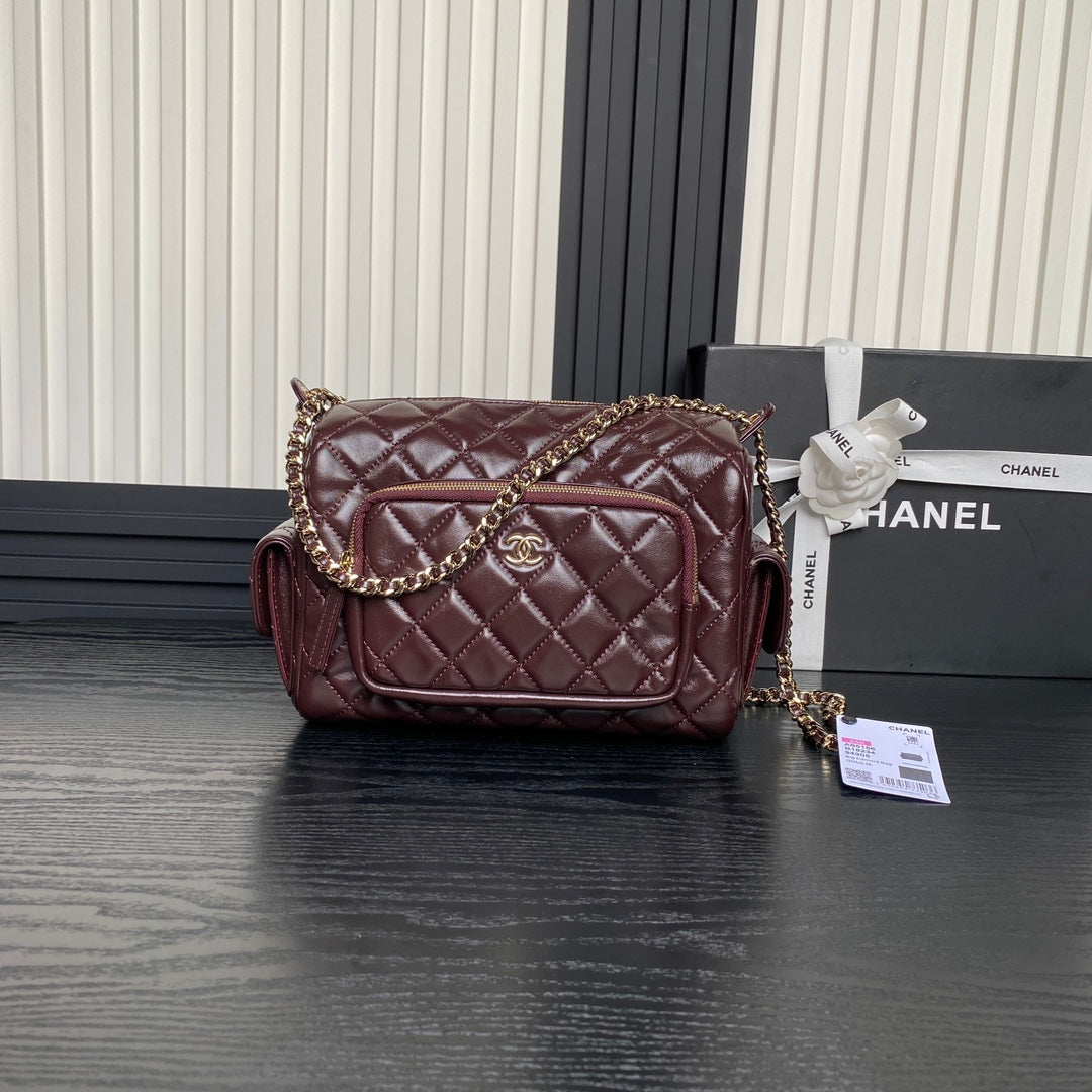 Sac photo 24 carats en cuir de veau bordeaux et accessoires dorés