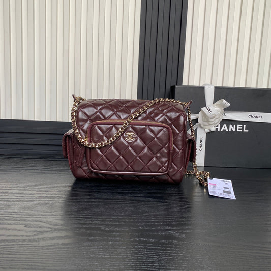 Sac photo 24 carats en cuir de veau bordeaux et accessoires dorés