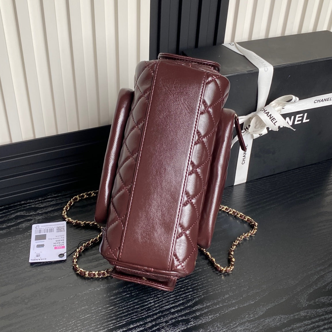 Sac photo 24 carats en cuir de veau bordeaux et accessoires dorés
