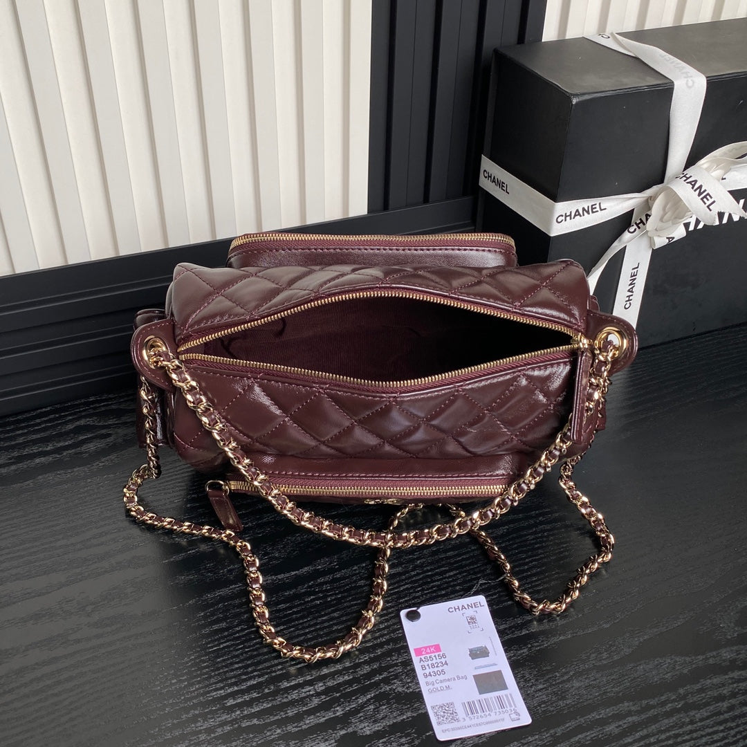 Sac photo 24 carats en cuir de veau bordeaux et accessoires dorés