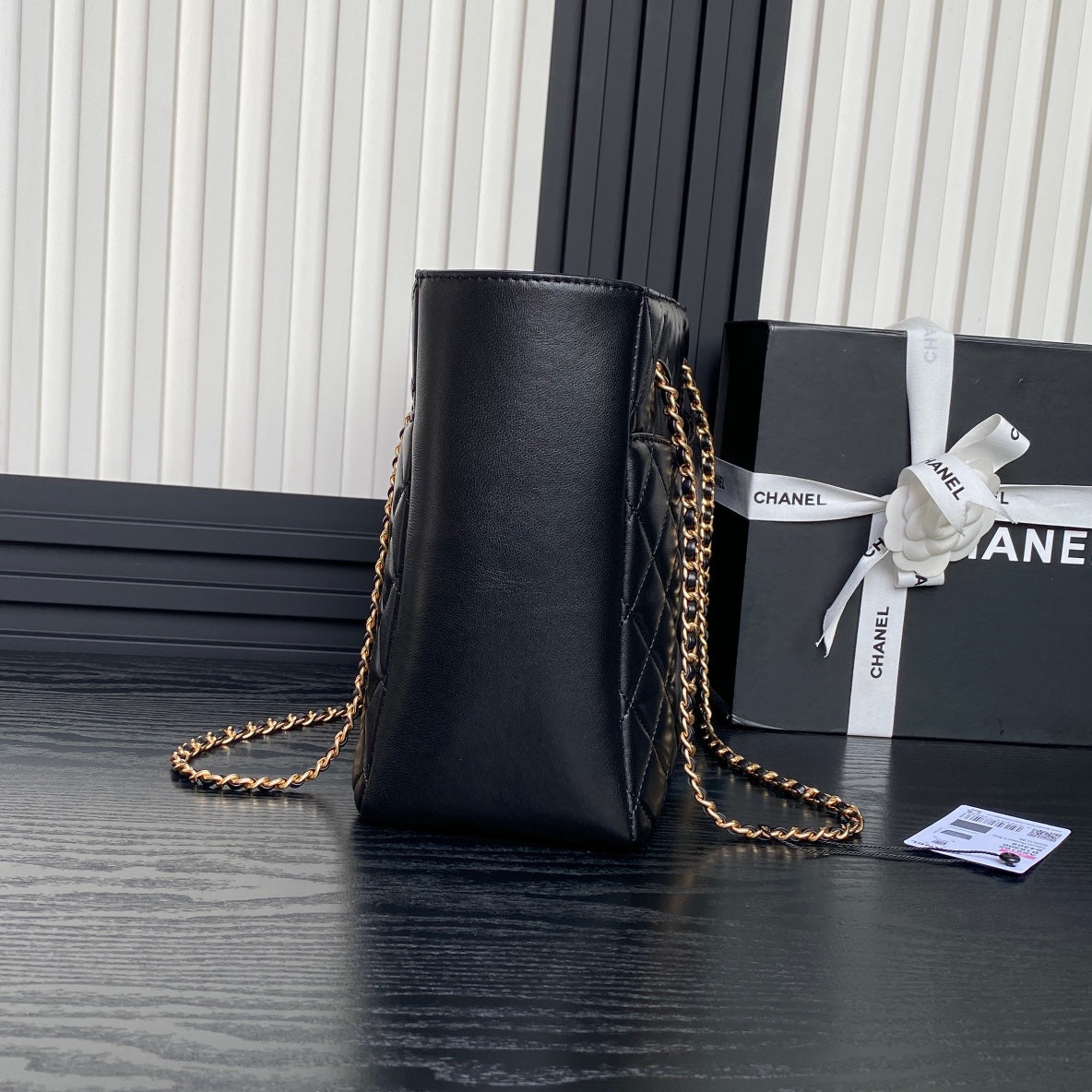 Sac cabas 24 carats 32 cm en cuir de veau noir, finitions dorées