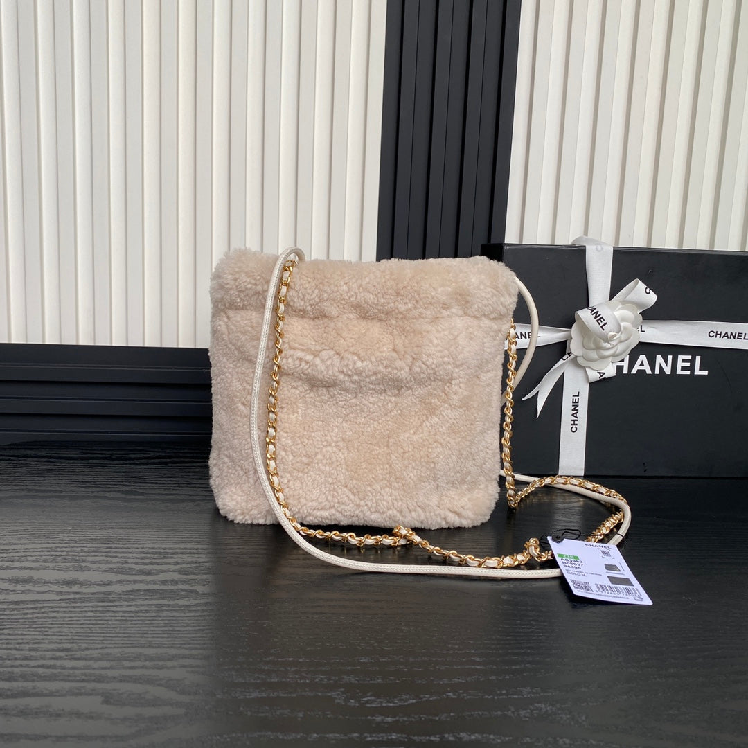 Sac Hobo CC 24K 22 20 cm en laine beige et fourrure