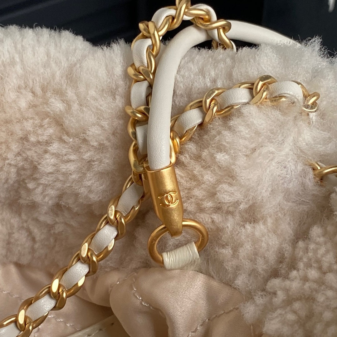 Sac Hobo CC 24K 22 20 cm en laine beige et fourrure