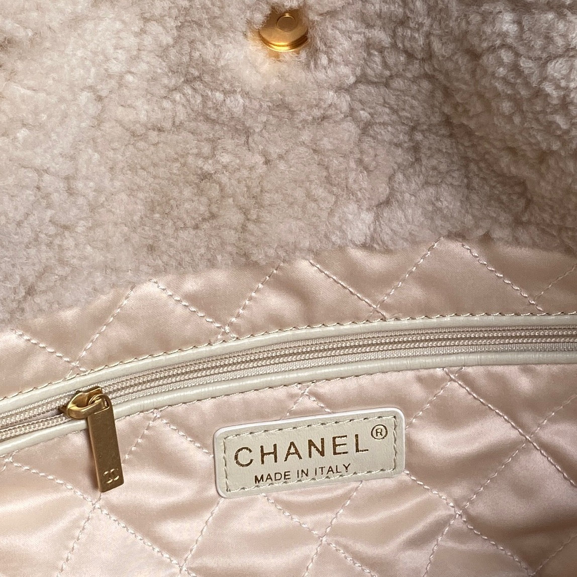 Sac Hobo CC 24K 22 35 cm en laine beige et fourrure