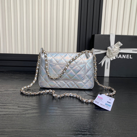 Pochette CC 25C avec bandoulière 21 cm en cuir de veau métallisé argent