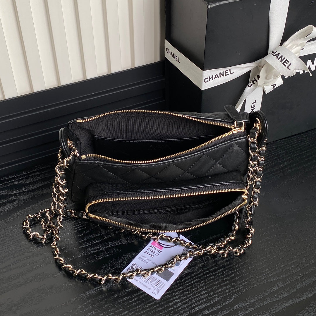 Pochette CC 25C avec bandoulière 21 cm en cuir de veau noir