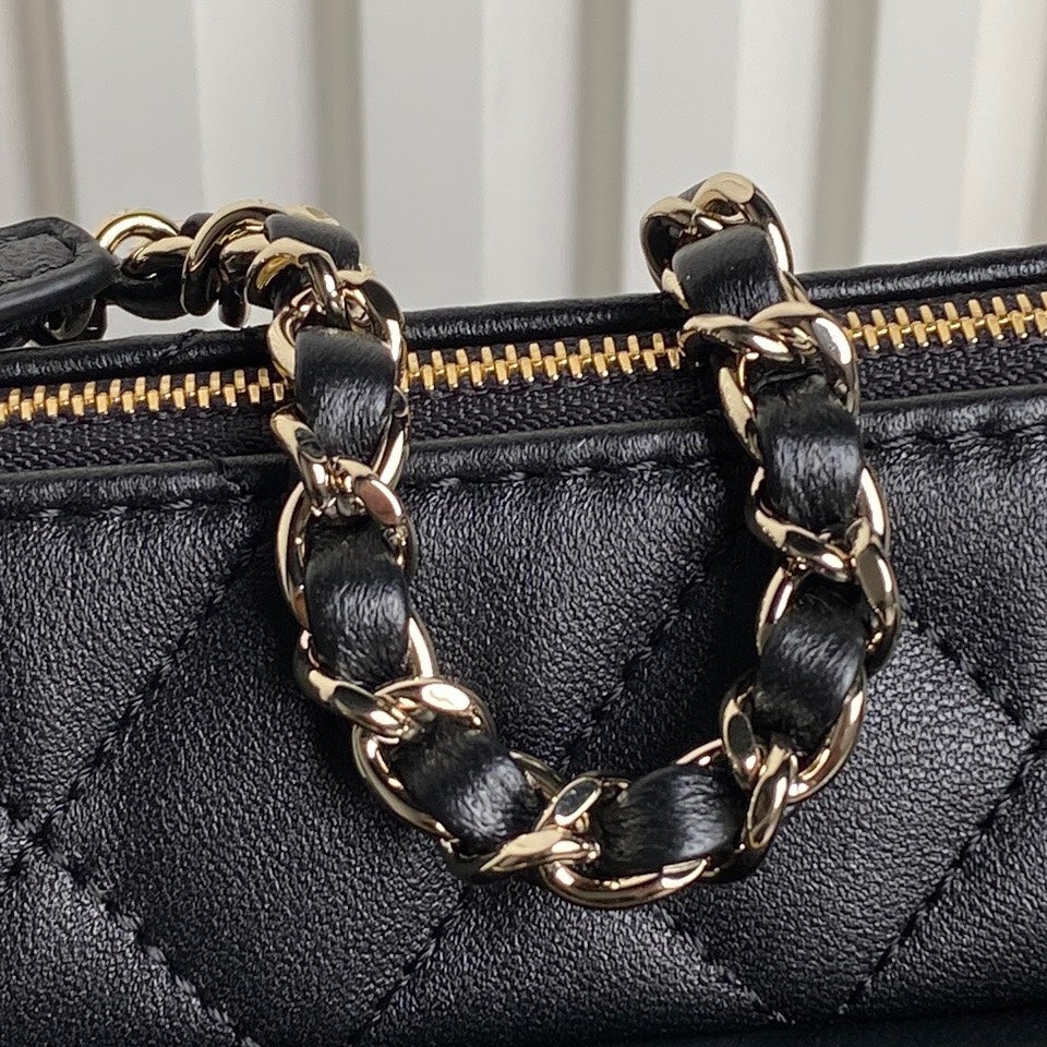 Pochette CC 25C avec bandoulière 21 cm en cuir de veau noir