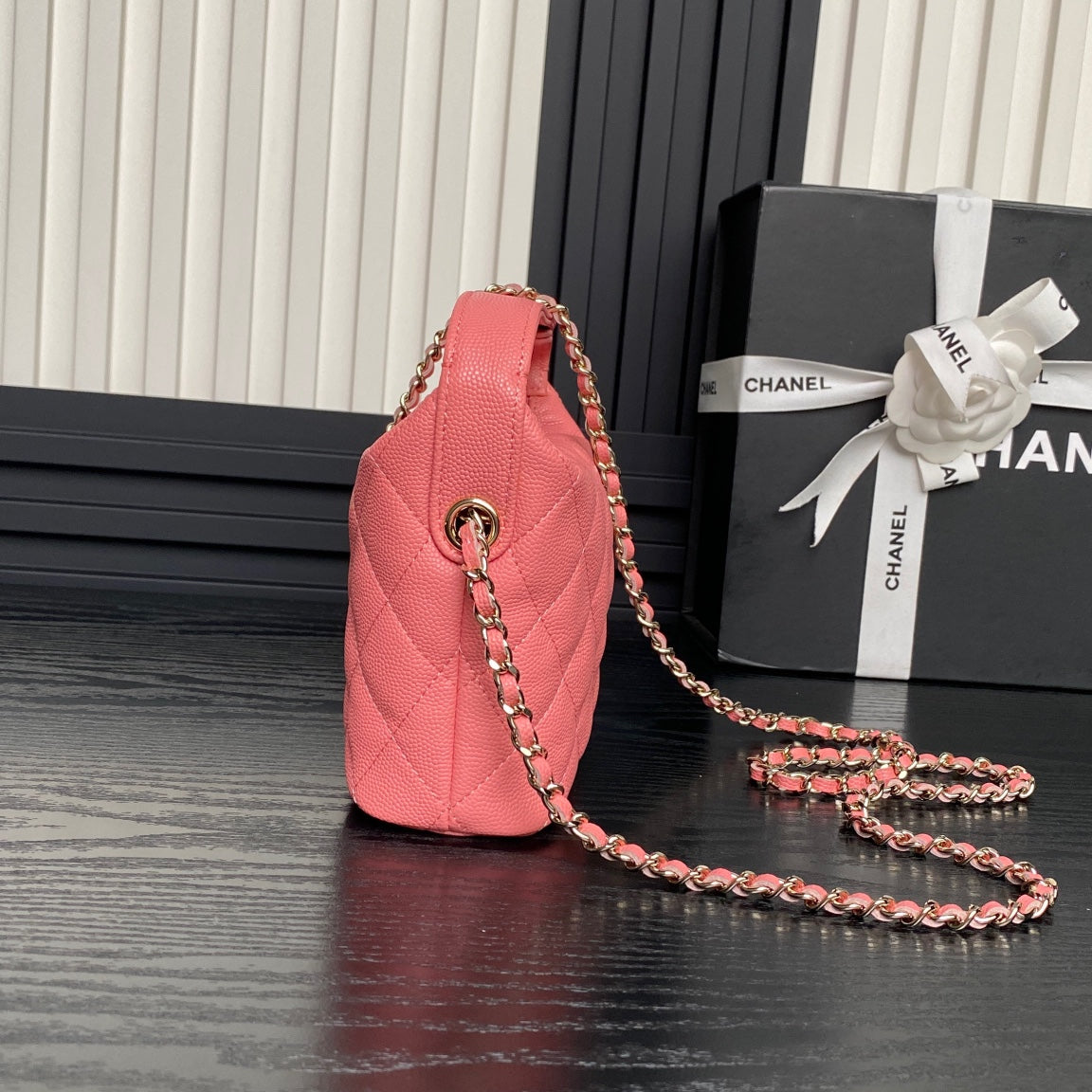 Sac Hobo CC 25C 21,5 cm, poignée supérieure, cuir de veau grainé rose foncé