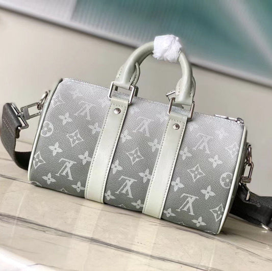 Sac bandoulière Keepall 25 po en toile dégradée grise avec monogramme