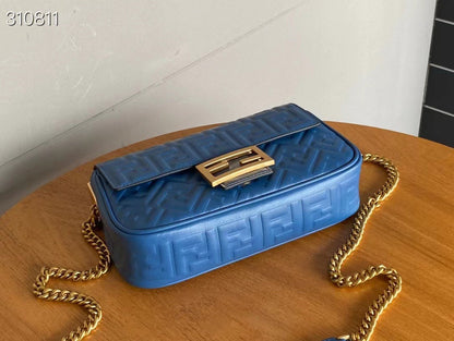 Sac Fend Baguette 24 en cuir bleu à motif FF GHW 