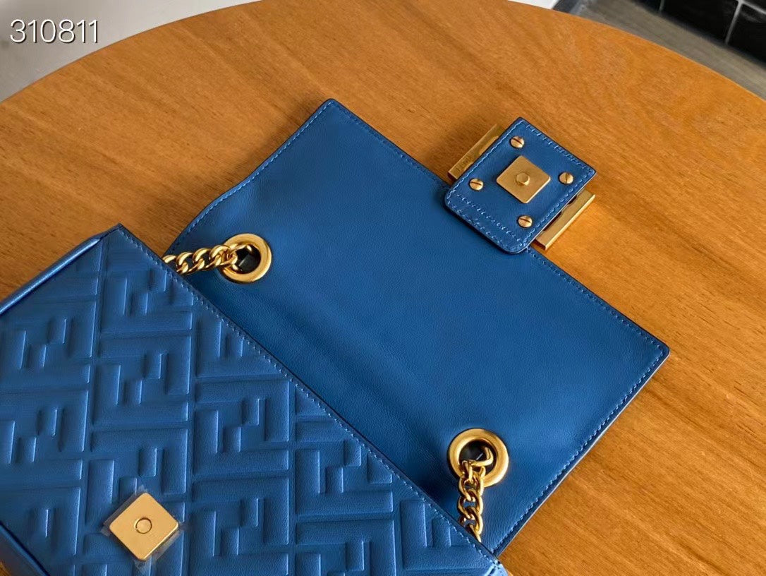 Sac Fend Baguette 24 en cuir bleu à motif FF GHW 
