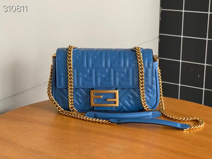 Sac Fend Baguette 24 en cuir bleu à motif FF GHW 