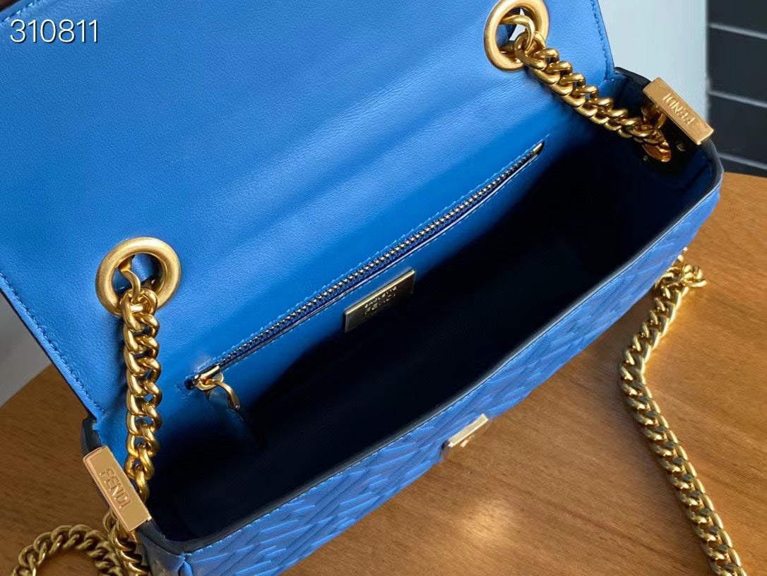 Sac Fend Baguette 24 en cuir bleu à motif FF GHW 