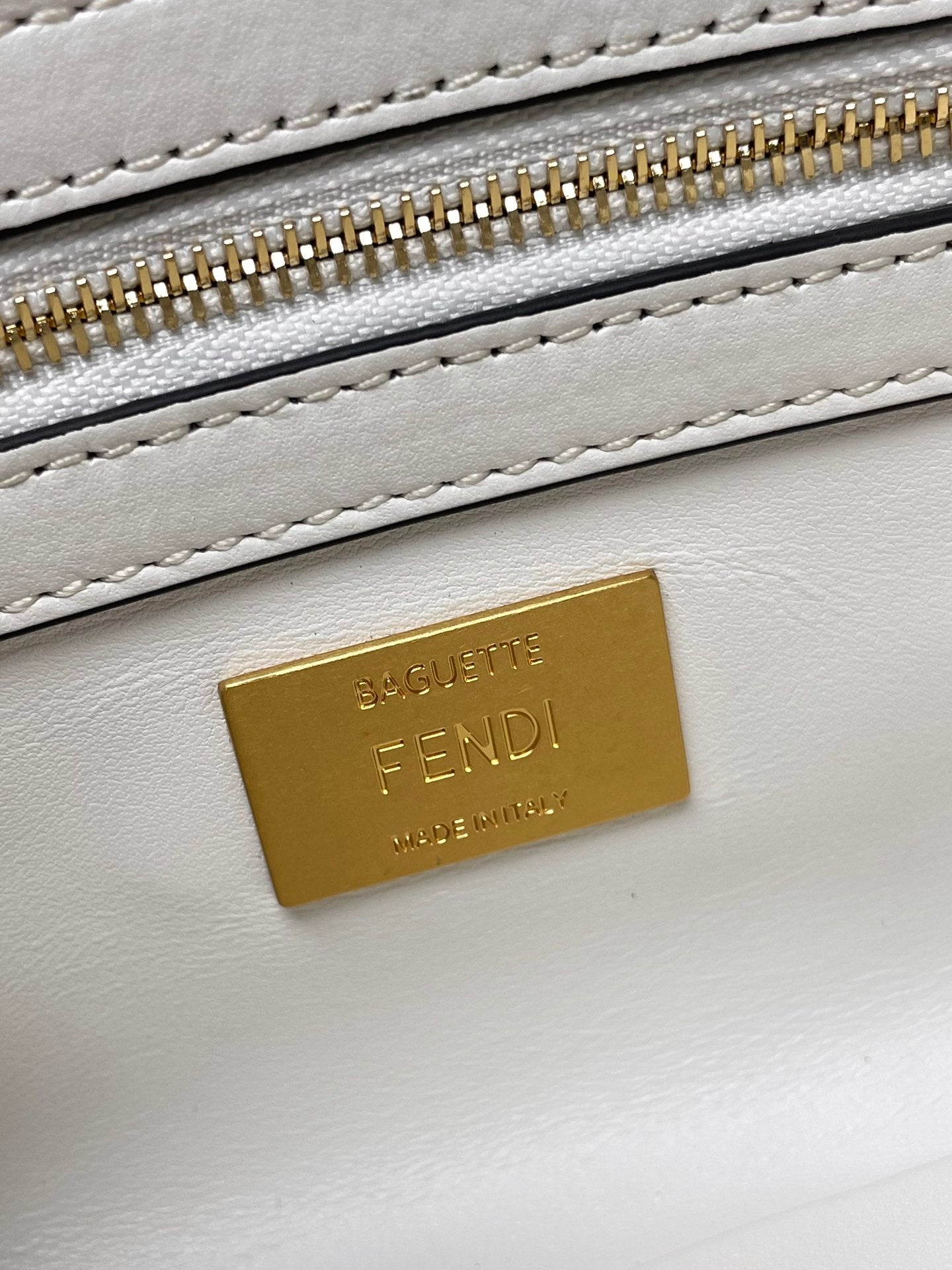 Sac Fend Baguette 24 en cuir blanc à motif FF GHW 