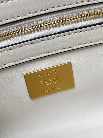 Sac Fend Baguette 24 en cuir blanc à motif FF GHW 