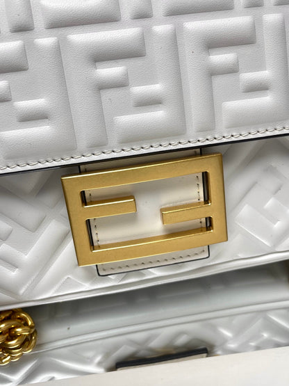 Sac Fend Baguette 24 en cuir blanc à motif FF GHW 