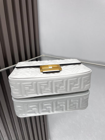 Sac Fend Baguette 24 en cuir blanc à motif FF GHW 