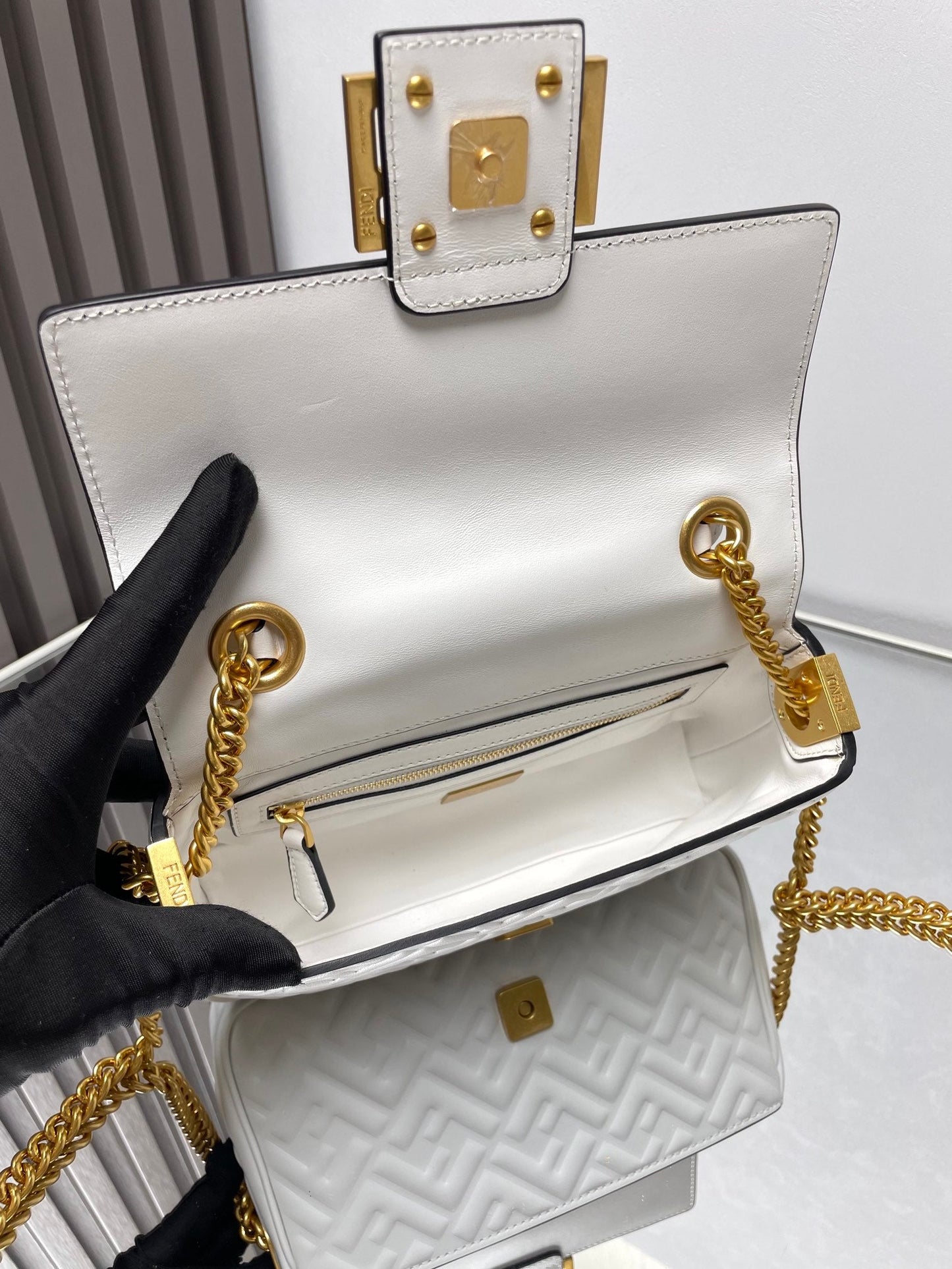 Sac Fend Baguette 24 en cuir blanc à motif FF GHW 