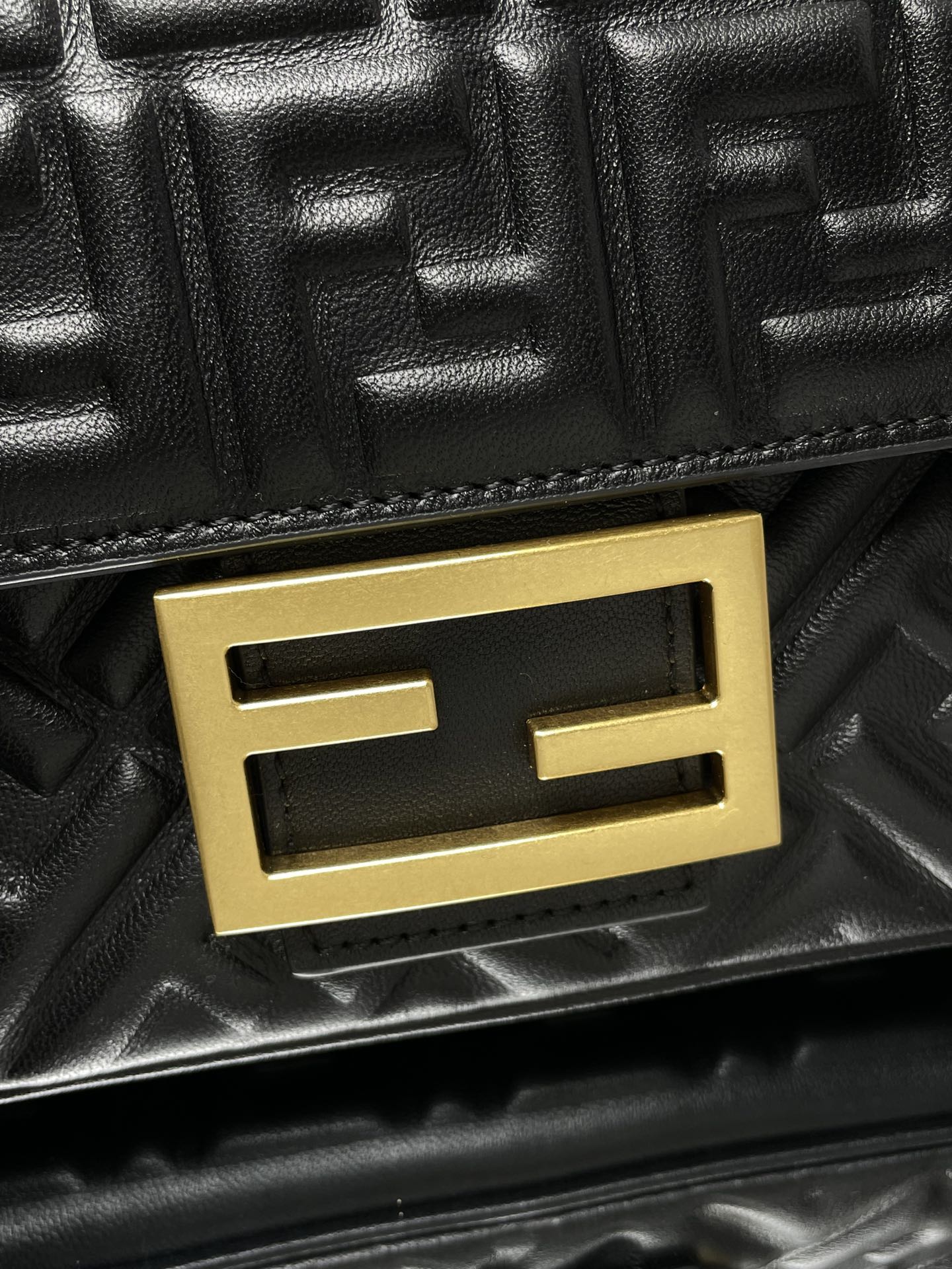 Sac Fend Baguette 24 en cuir noir avec motif FF GHW 