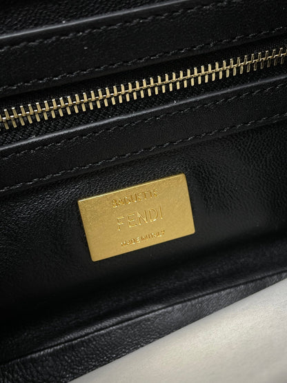 Sac Fend Baguette 24 en cuir noir avec motif FF GHW 