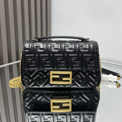 Sac Fend Baguette 24 en cuir noir avec motif FF GHW 