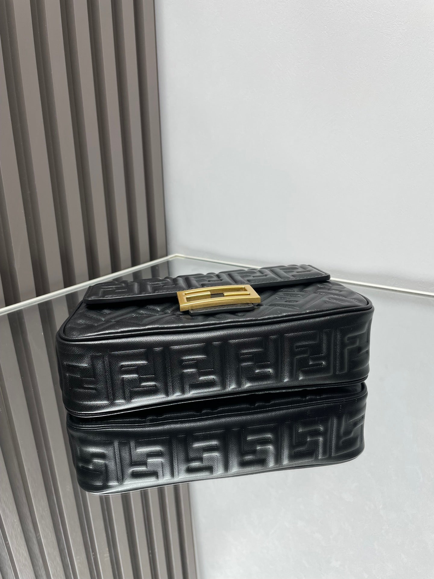 Sac Fend Baguette 24 en cuir noir avec motif FF GHW 