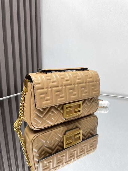 Sac Fend Baguette 24 en cuir beige à motif FF GHW 