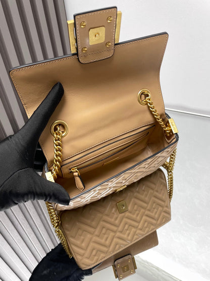 Sac Fend Baguette 24 en cuir beige à motif FF GHW 