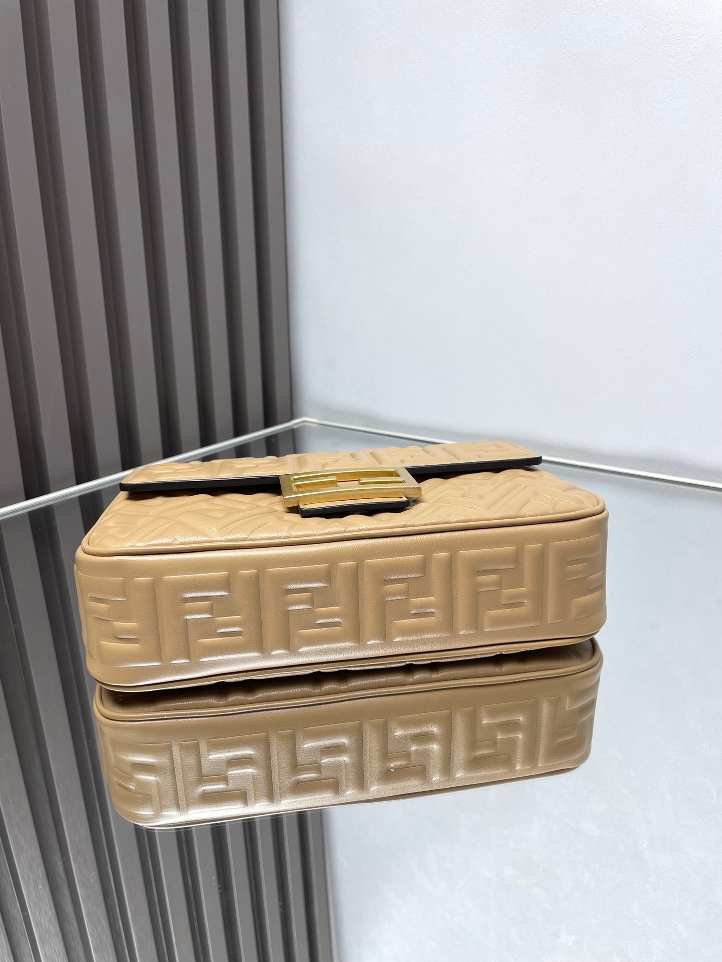 Sac Fend Baguette 24 en cuir beige à motif FF GHW 