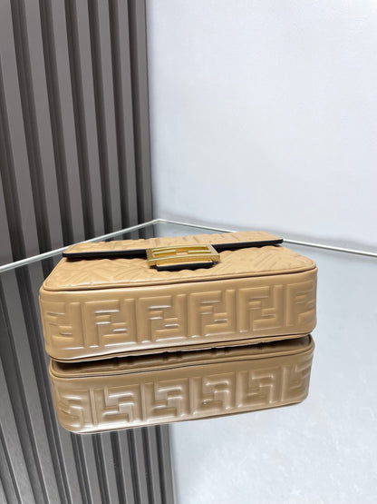 Sac Fend Baguette 24 en cuir beige à motif FF GHW 