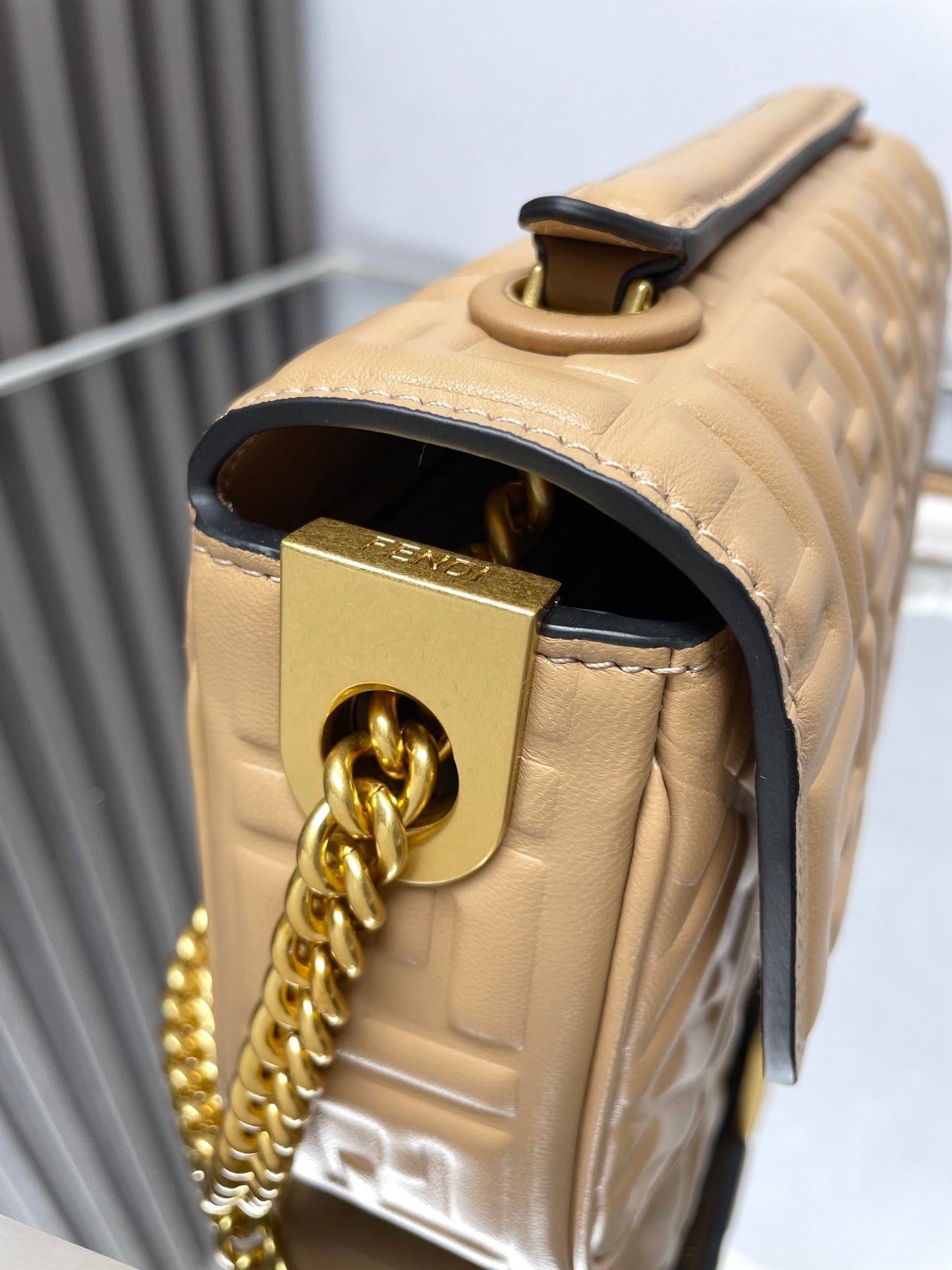 Sac Fend Baguette 24 en cuir beige à motif FF GHW 