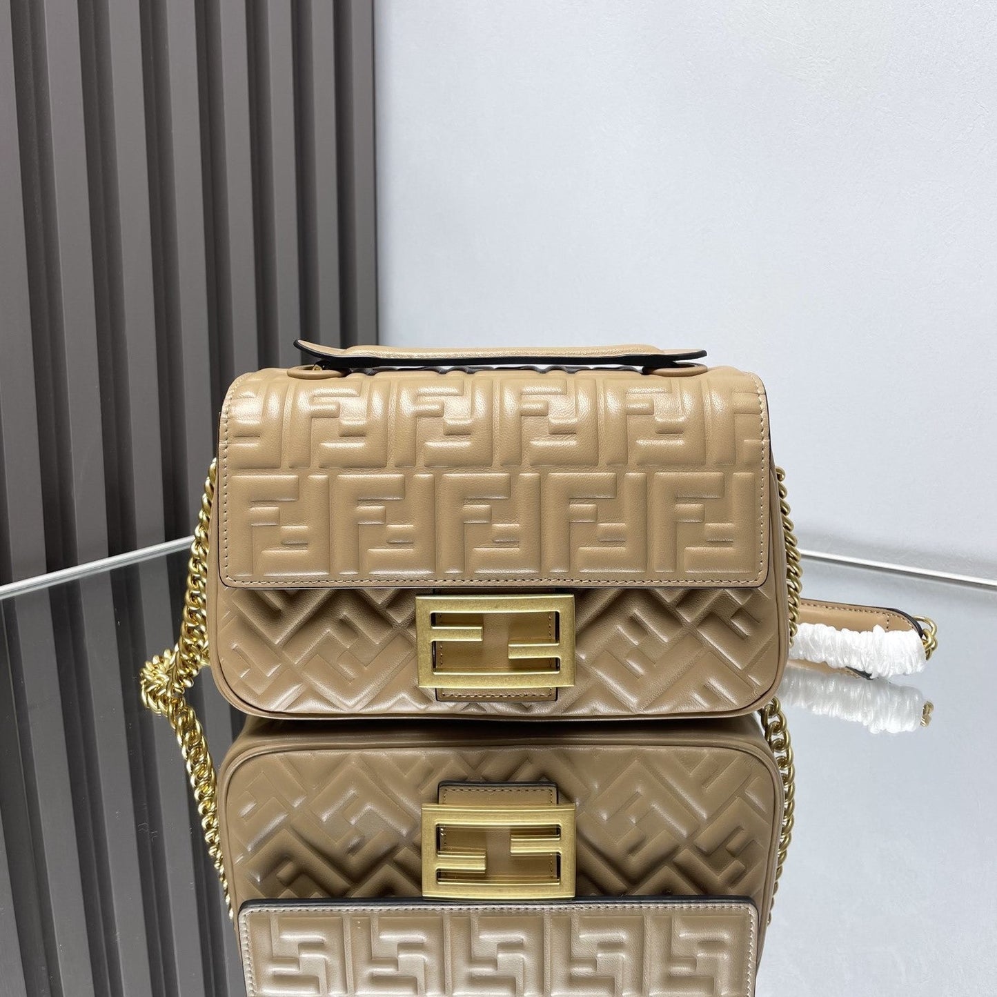 Sac Fend Baguette 24 en cuir beige à motif FF GHW 