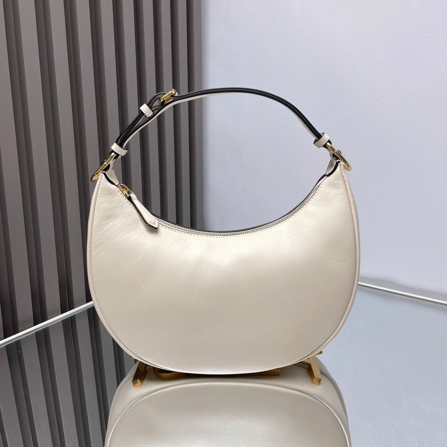 Sac Fendigraphy Medium 29 en cuir d'agneau lisse blanc, finitions dorées