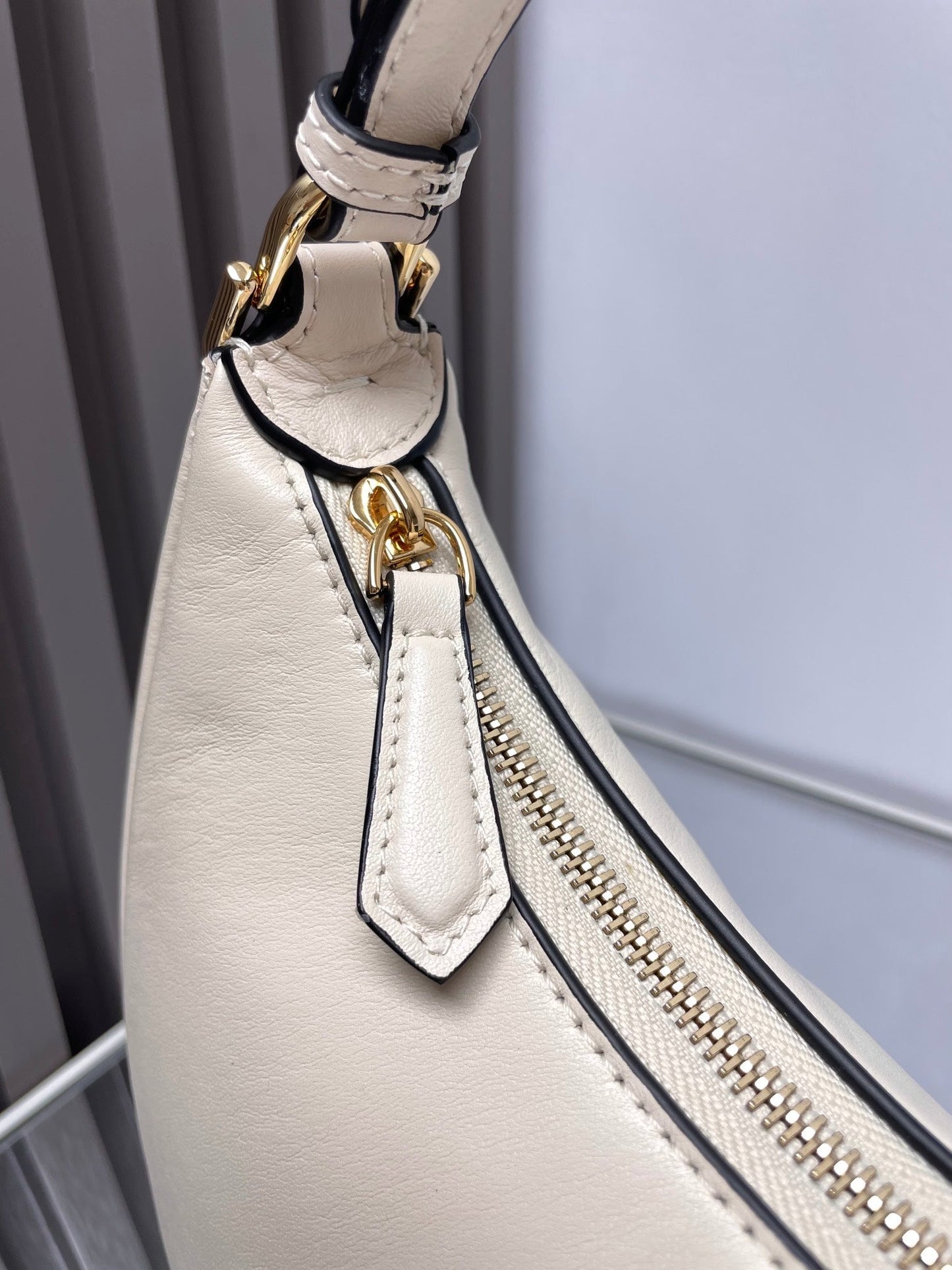 Sac Fendigraphy Medium 29 en cuir d'agneau lisse blanc, finitions dorées