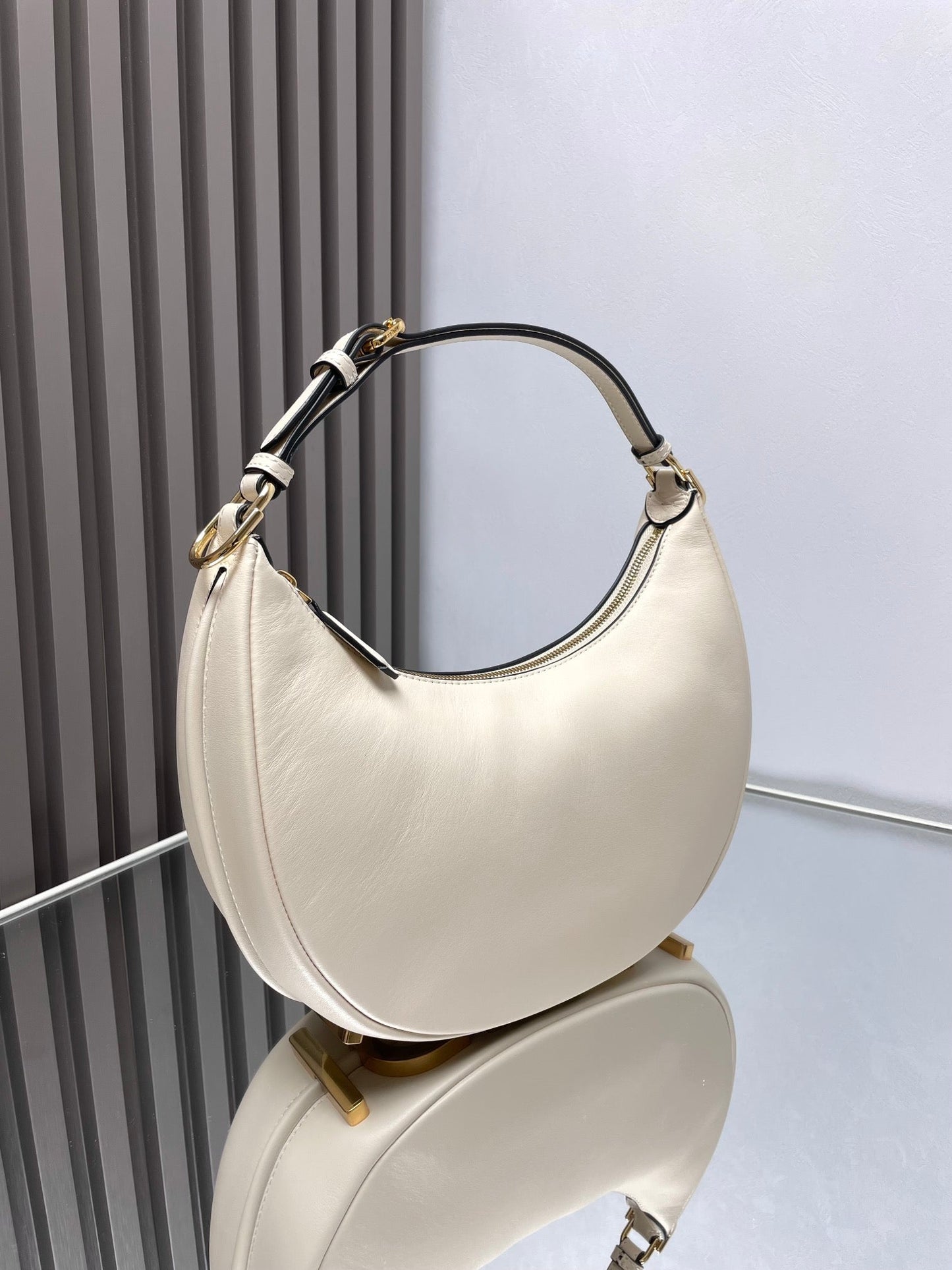 Sac Fendigraphy Medium 29 en cuir d'agneau lisse blanc, finitions dorées
