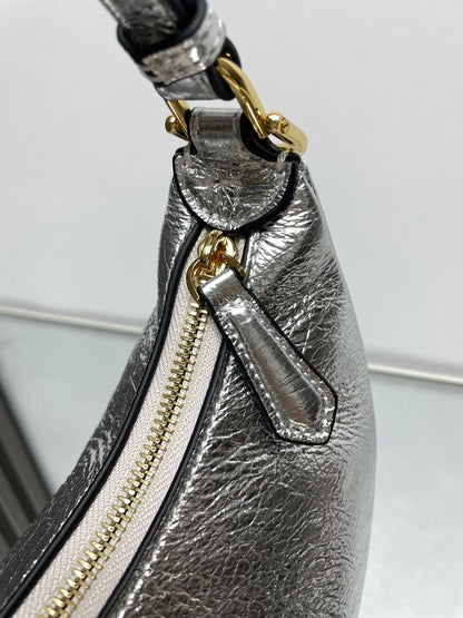 Sac Fendigraphy Medium 29 en cuir d'agneau lisse métallisé argenté, accessoires dorés