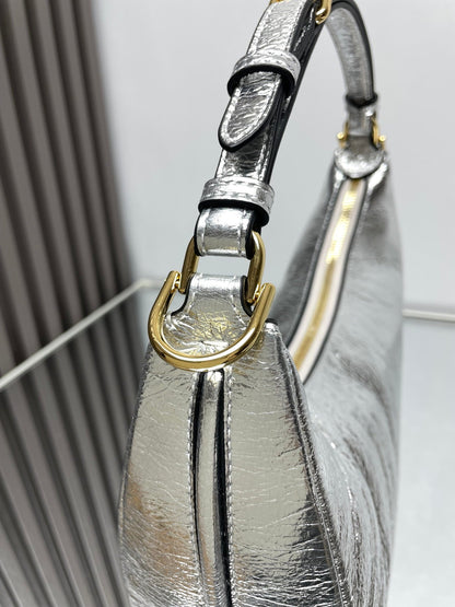 Sac Fendigraphy Medium 29 en cuir d'agneau lisse métallisé argenté, accessoires dorés