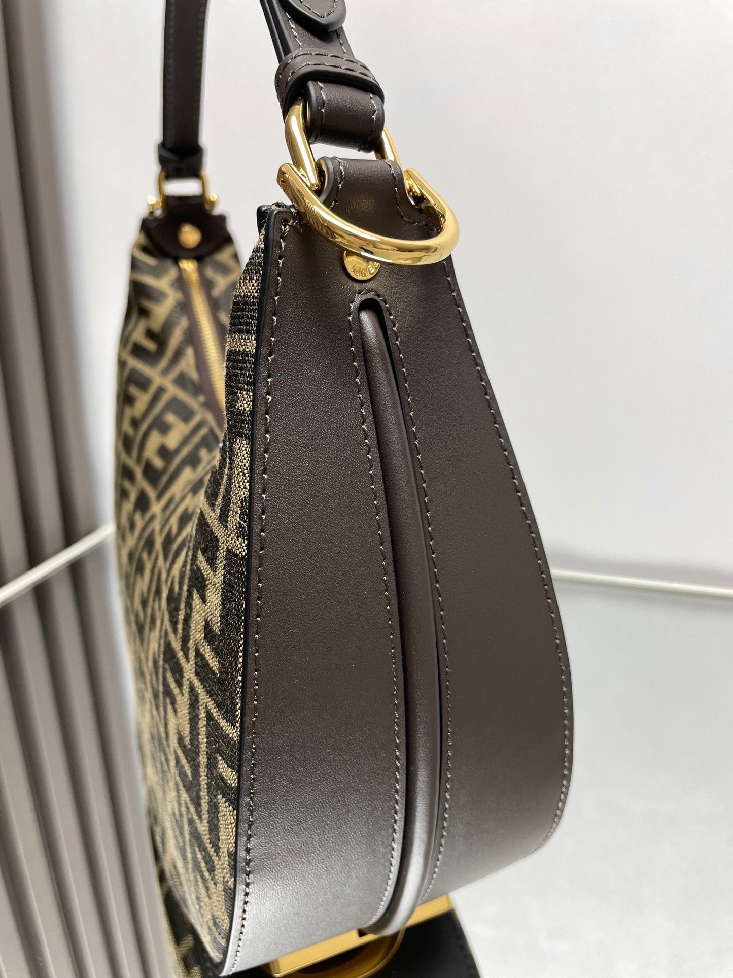 Sac Fendigraphy Medium 29 en tissu jacquard Gurkha, motif FF, quincaillerie dorée