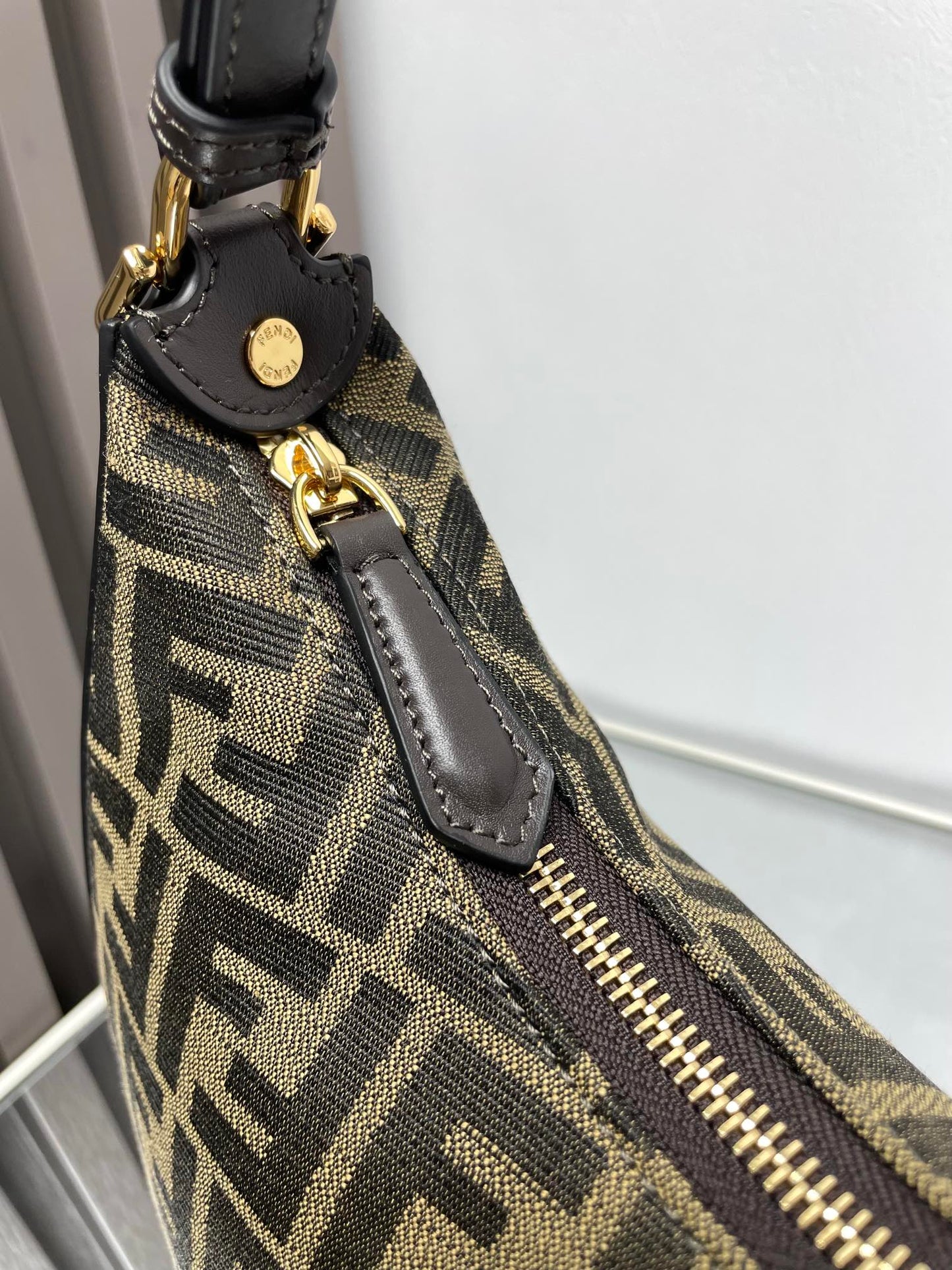 Sac Fendigraphy Medium 29 en tissu jacquard Gurkha, motif FF, quincaillerie dorée
