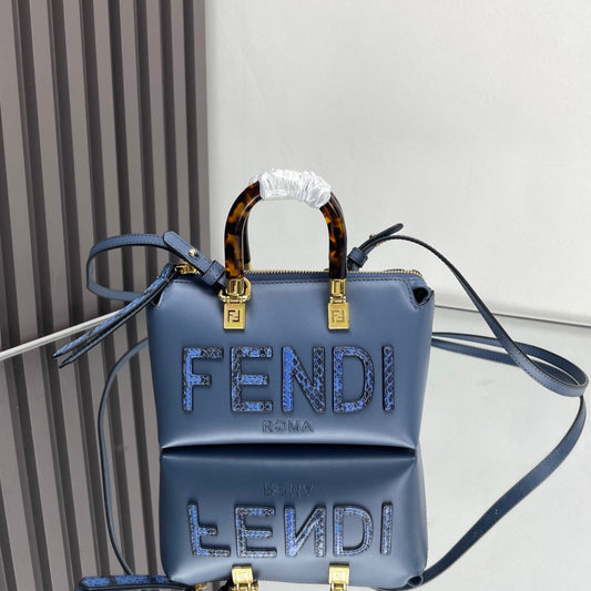 AU FAIT, MINI 18 EN CUIR D'AGNEAU BLEU ÉGÉEN, QUINCAILLERIE OR