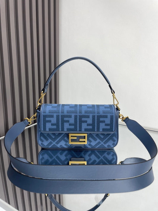 フェンド バゲット ブルー キャンバスバッグ 27 FF刺繍入り Ghw 